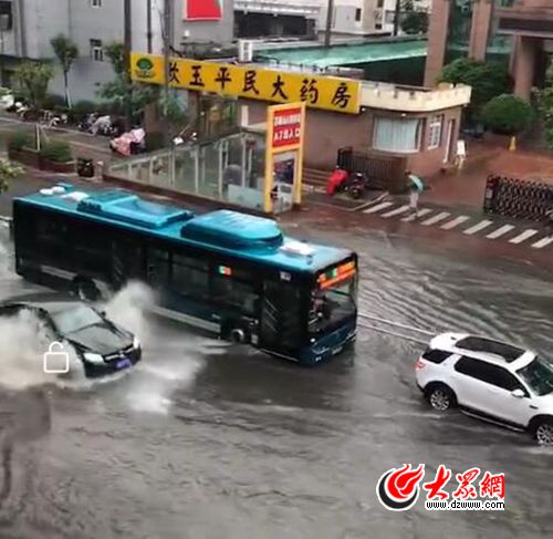 济南市区遭狂风暴雨突袭!