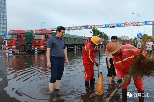 为这事,山东这位市长踩着泥泞,蹚着积水现场调度