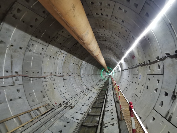 众播|实拍济南地铁2号线隧道内部:地上棉袄,地下穿短袖,温差30度!