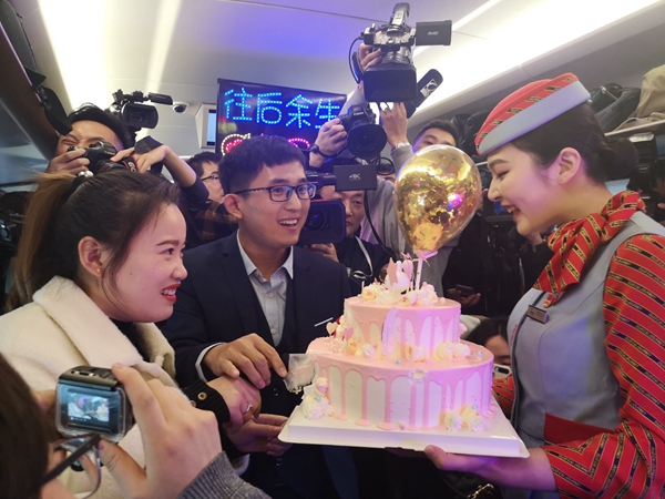 乘务员为宋统全及其女友送上蛋糕