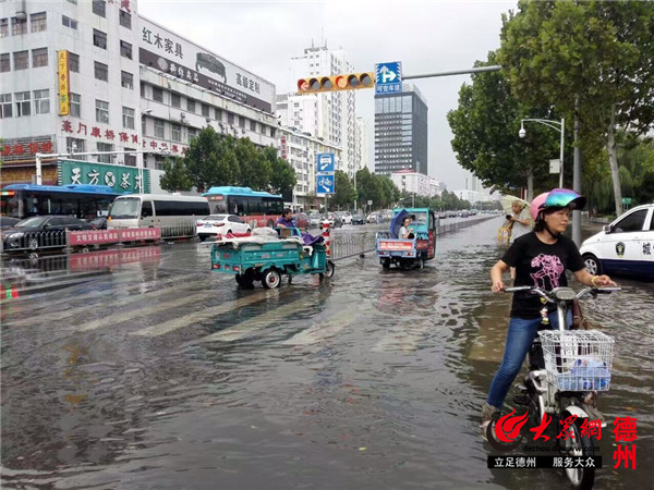 德州市区突降暴雨 城区多路段积水成河