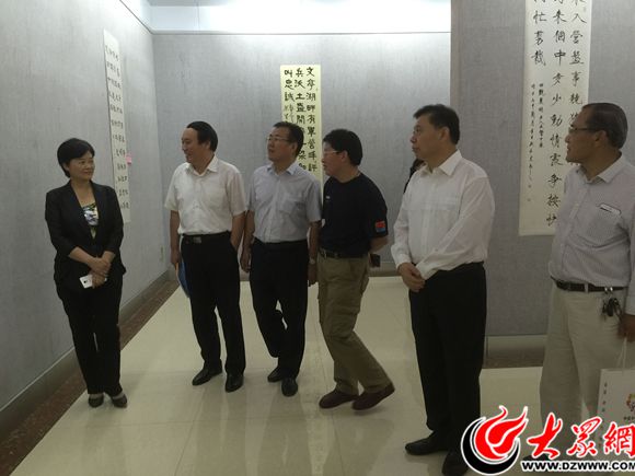 菏泽集中展览60余幅诗词书法作品 颂扬警魂