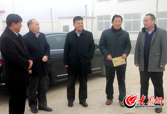 陶庙镇政府党委书记李清华(左三,山东源泉食品有限公司董事长张德听