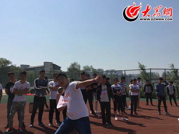 王欢)5月16日上午,菏泽职业学院2017年春季田径运动会在学院体育场