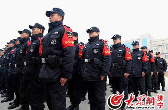 在济宁市任城区安居街道前张宇村,身穿特警服装,佩戴红色巡防标志的6