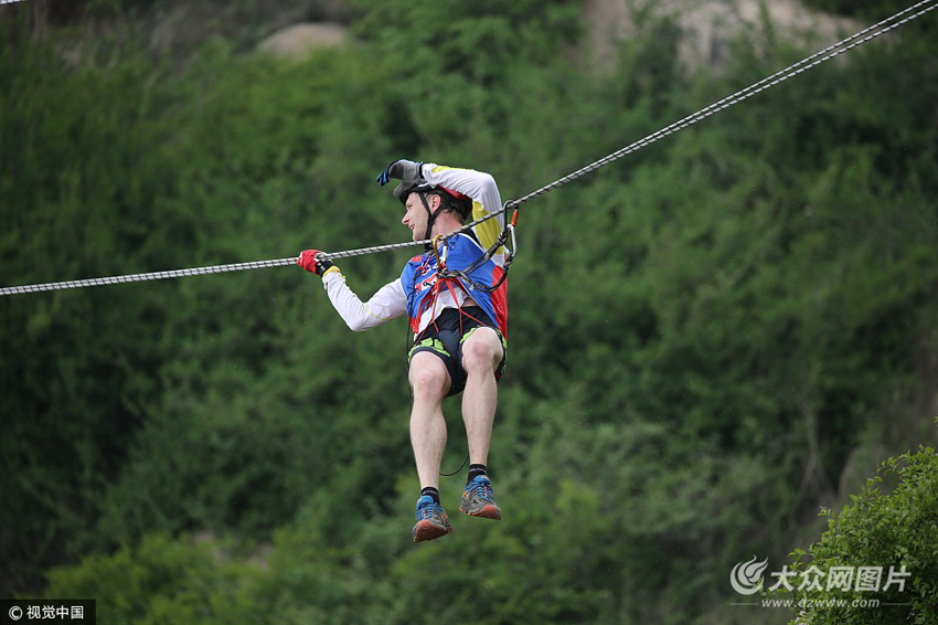 泰山山地运动挑战赛:高手pk高空70米溜索 (/9)