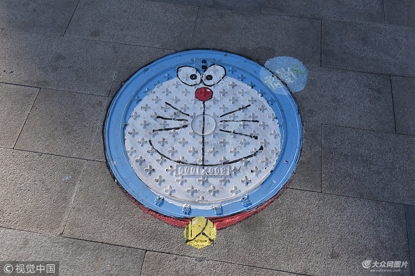 济南街头现彩绘井盖 创意涂鸦吸引路人目光