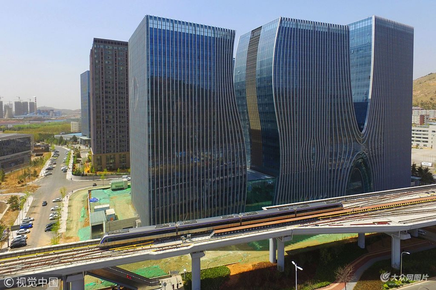 "最美地铁"试乘火爆 市民看风景体验青岛速度