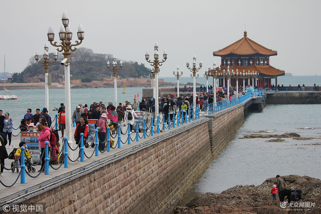 图片 山东图片 > 正文    五一假期将近,来青岛旅游的人日趋增多,栈桥