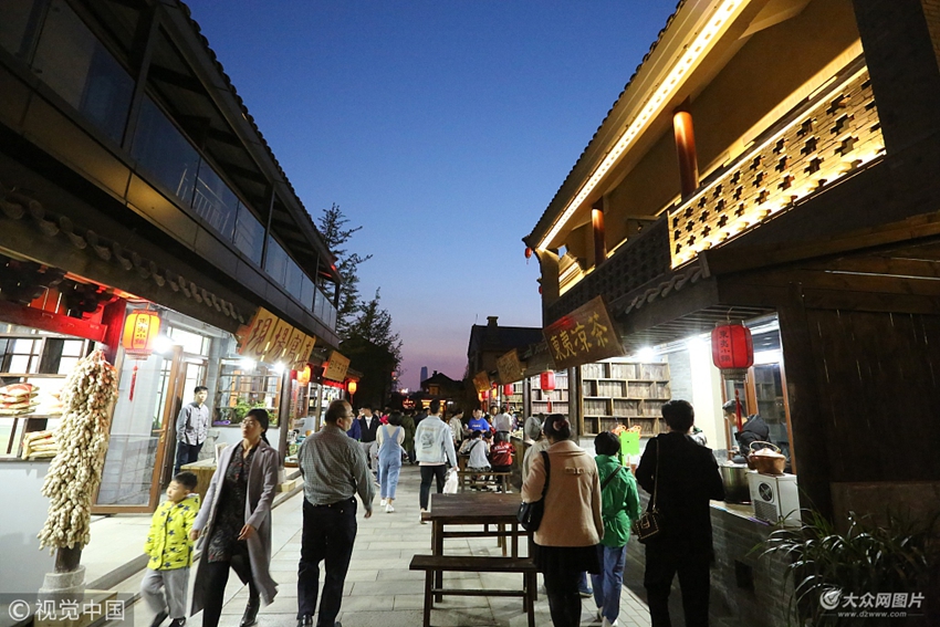 山东日照:东夷小镇迎客来 美食醉游人