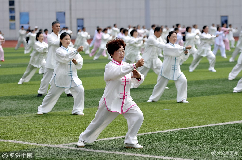 临沂郯城:航拍千人舞太极 动作整齐划一