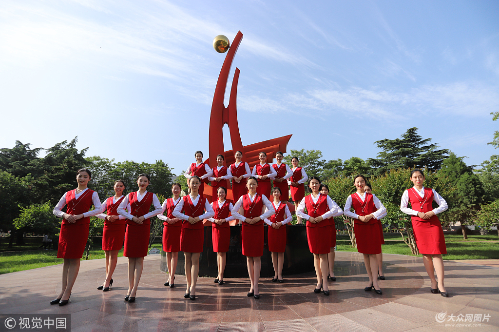 2018年5月23日,山东泰安,泰山中学空乘班高三学生毕业前学校为其拍摄