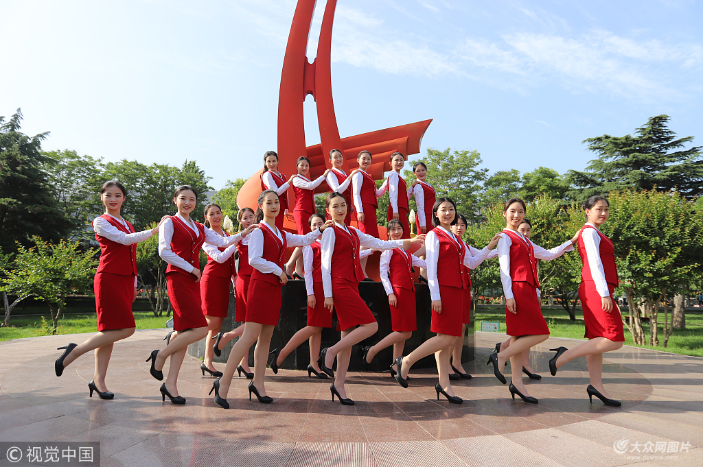 2018年5月23日,山东泰安,泰山中学空乘班高三学生毕业前学校为其拍摄