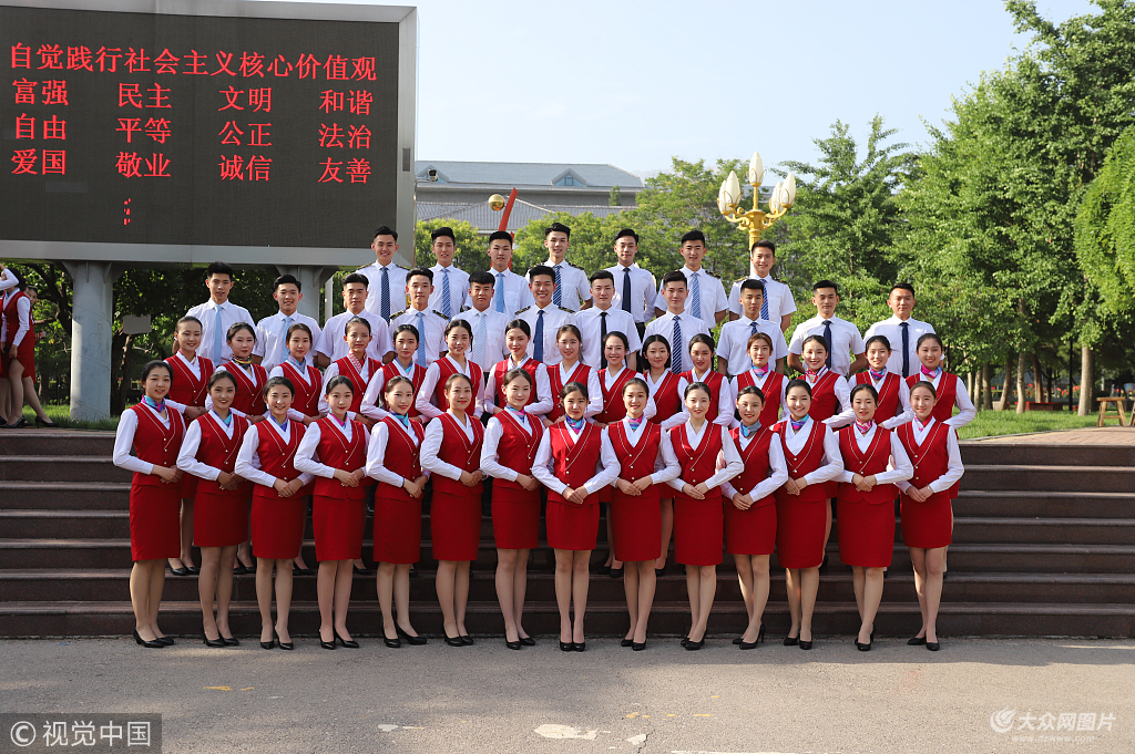 2018年5月23日,山东泰安,泰山中学空乘班高三学生毕业前学校为其拍摄