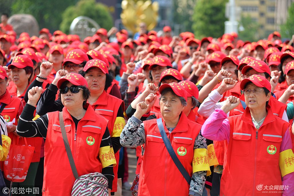 2018年5月27日,青岛志愿者在誓师大会上举手宣誓.