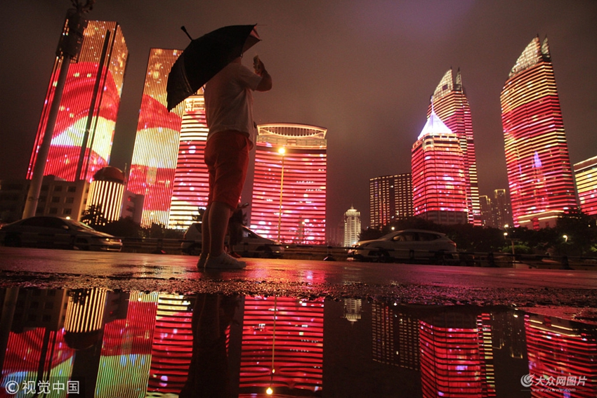 雨后青岛如童话世界 灯光秀倒影如梦似幻